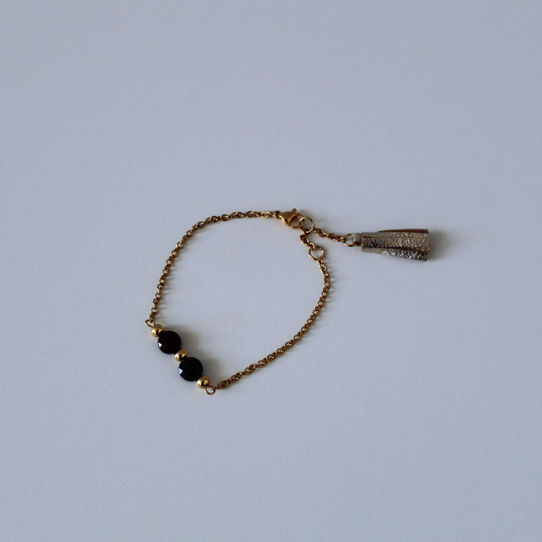 Bracelet grenat et pompon